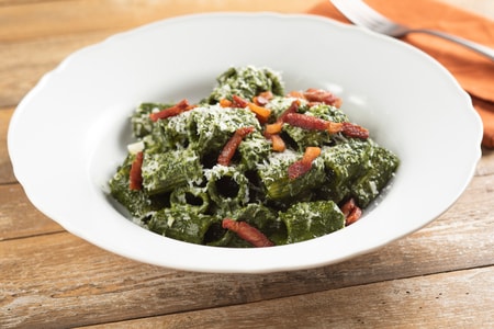 Pasta con crema de col negra, guanciale y pecorino