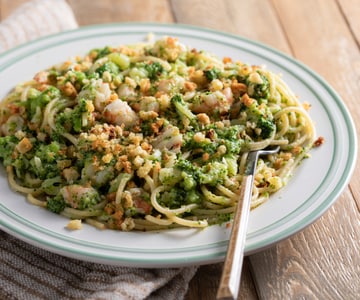 Espaguetis con brócoli y gambas