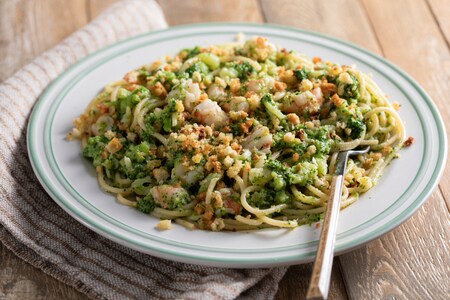 Espaguetis con brócoli y gambas