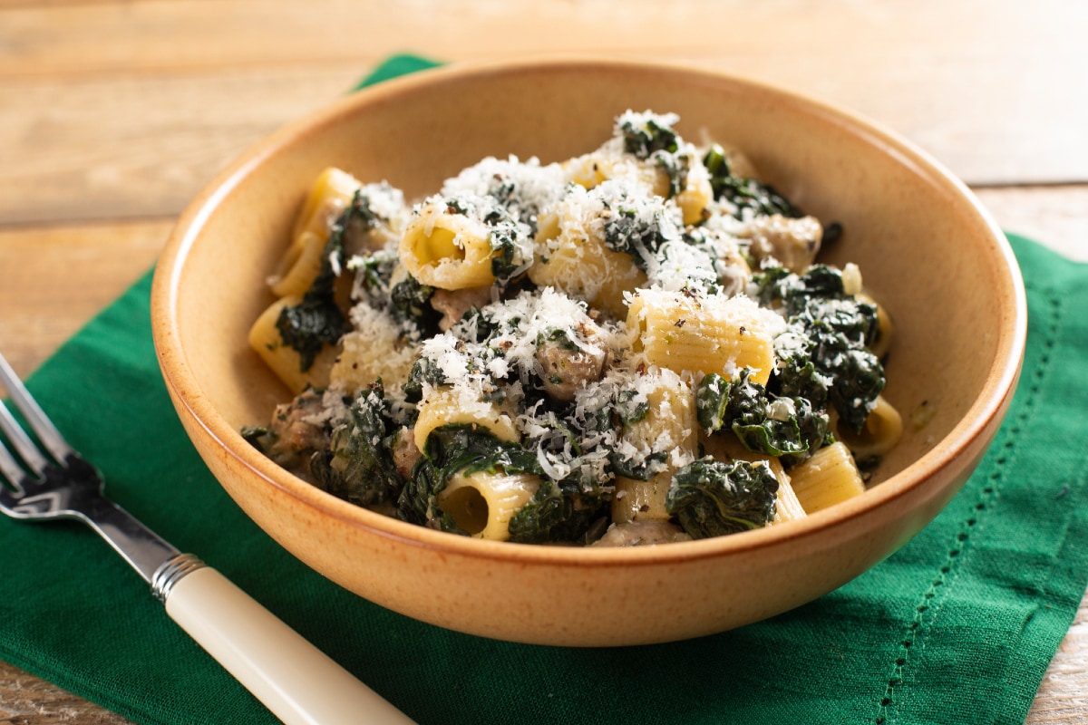 Pasta con salchicha y col rizada