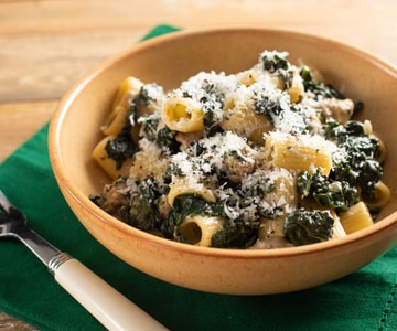 Pasta con salchicha y col rizada