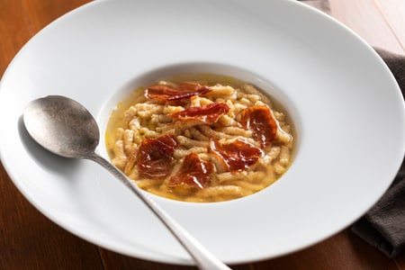 Passatelli con jamón en caldo de carne