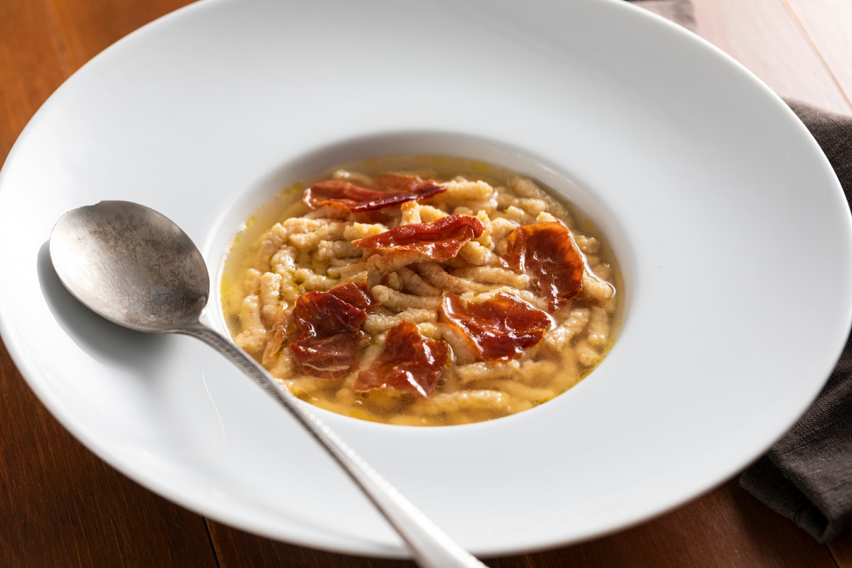 Passatelli con jamón en caldo de carne