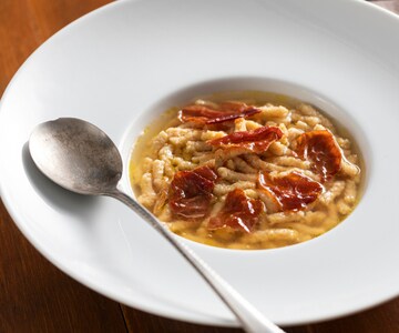 Passatelli con jamón en caldo de carne