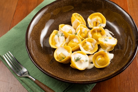 Raviolis de patata y cebolla con crema de queso