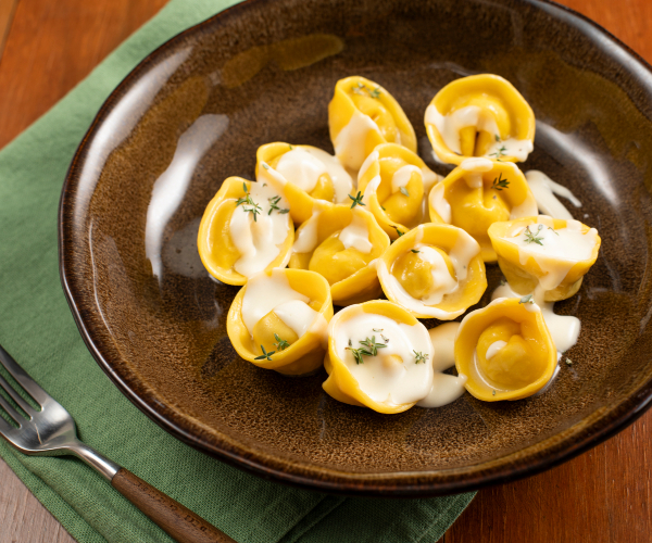 Raviolis de patata y cebolla con crema de queso