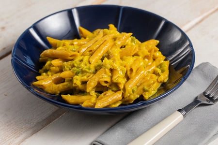 Penne al azafrán veganas