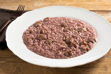 Risotto con vino tinto y salchicha