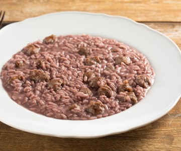 Risotto con vino tinto y salchicha