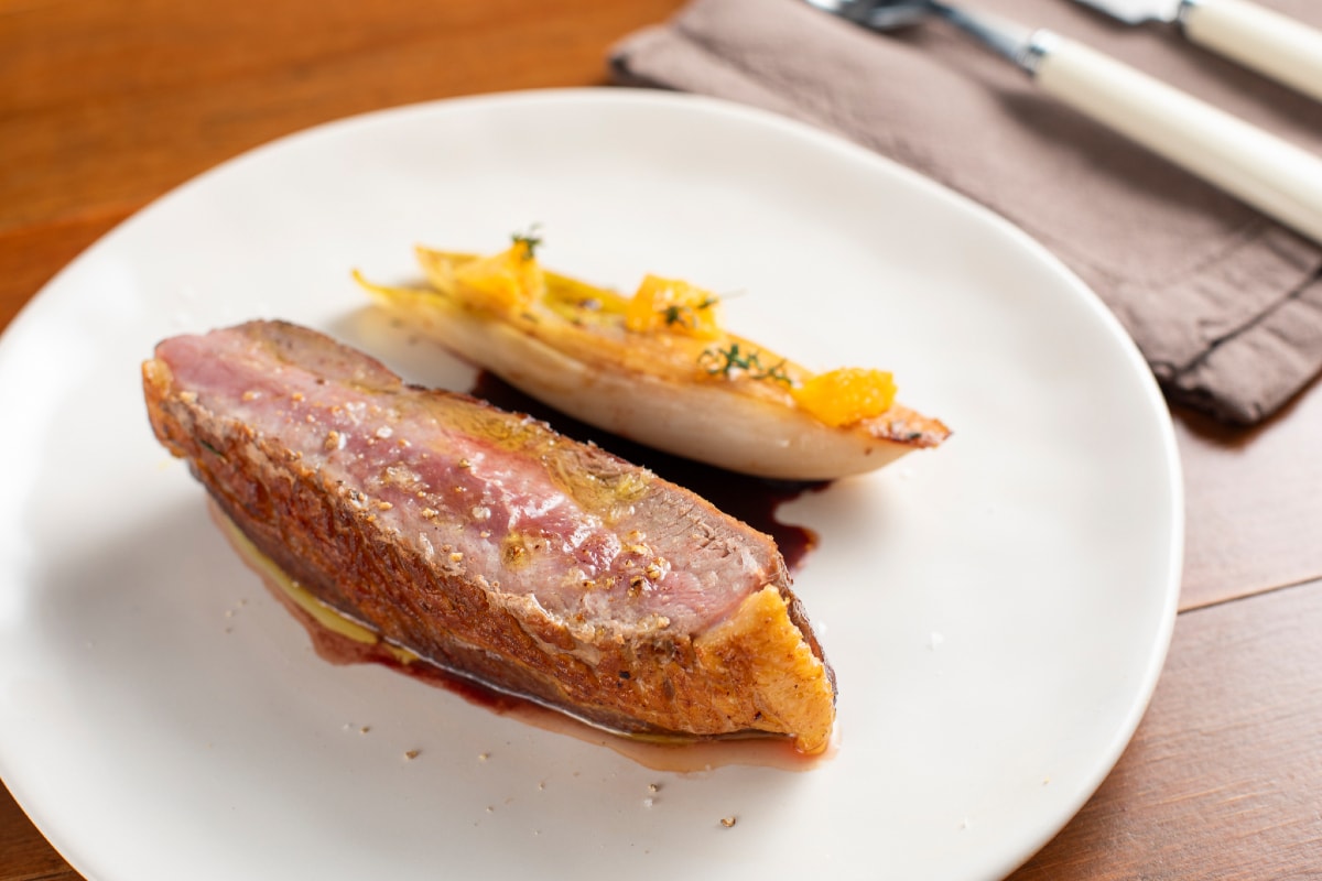 Pecho de pato asado con reducción de oporto y naranja