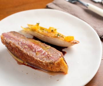 Pecho de pato asado con reducción de oporto y naranja