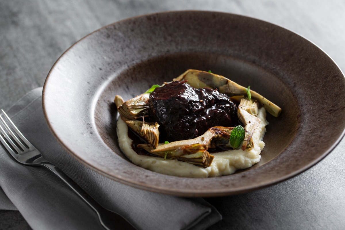 Carrillada de ternera con alcachofas