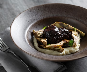 Carrillada de ternera con alcachofas