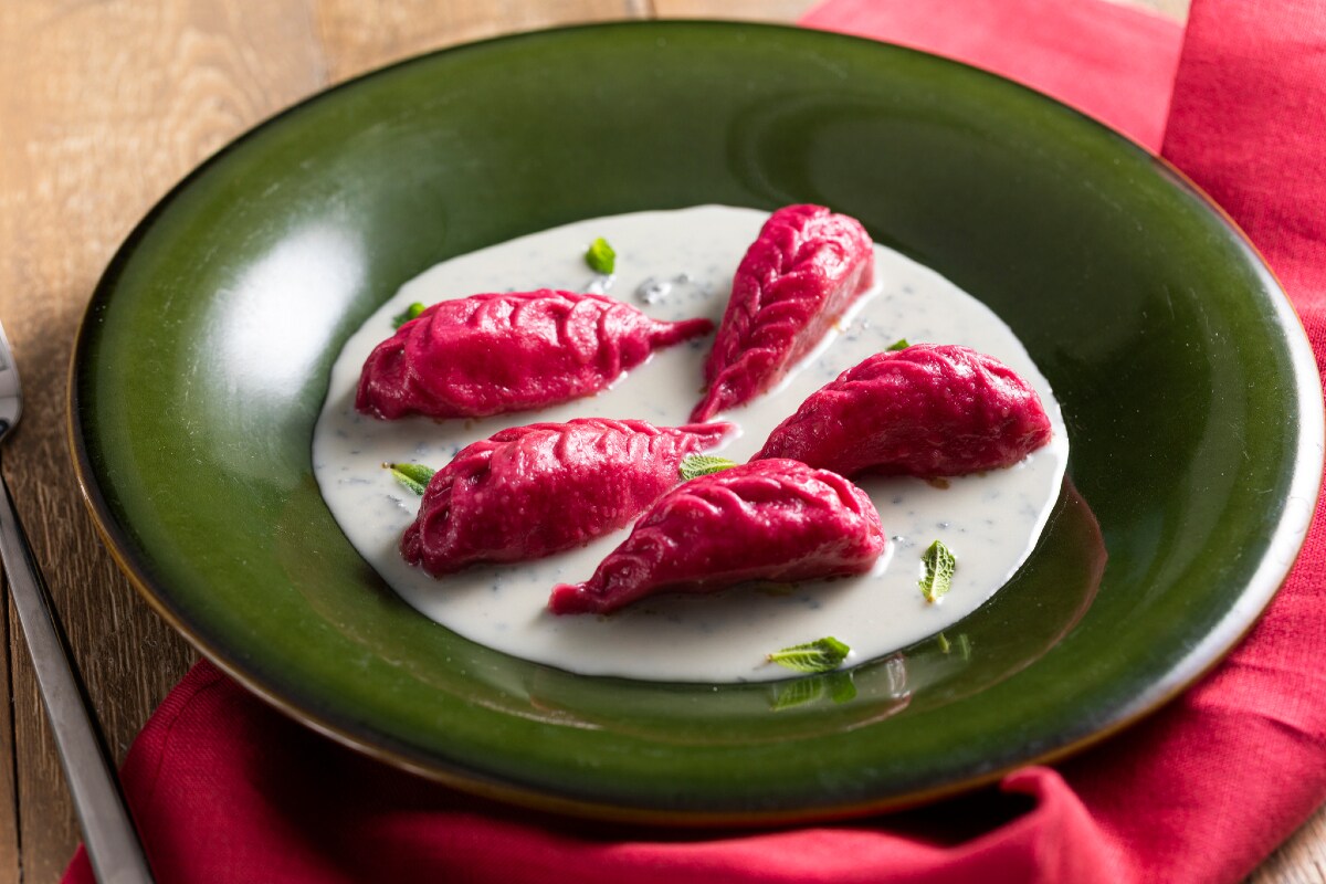 Culurgiones de remolacha con patatas y salsa de queso azul