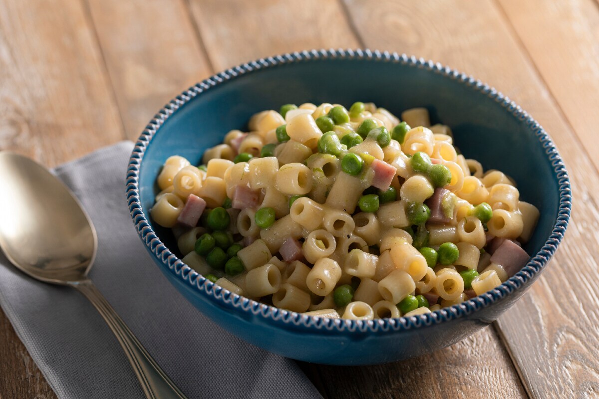 Pasta cremosa con jamón y guisantes
