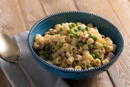 Pasta cremosa con jamón y guisantes