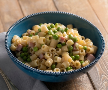 Pasta cremosa con jamón y guisantes