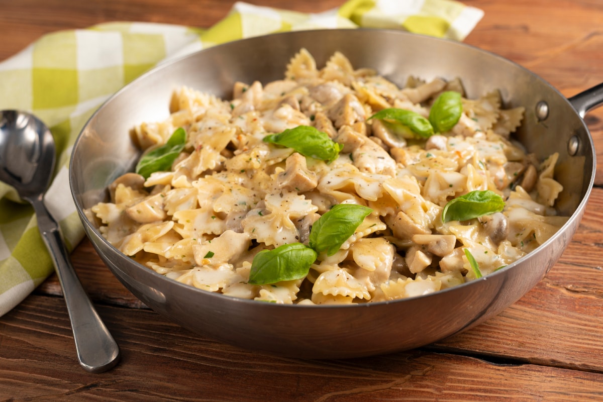 Pasta con pollo y champiñones