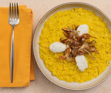 Risotto al azafrán con alcachofas y queso de cabra