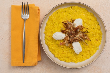 Risotto al azafrán con alcachofas y queso de cabra