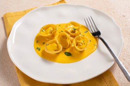 Ravioles de pescado con salsa de azafrán