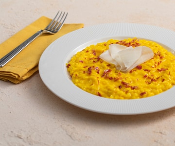 Risotto al azafrán con taleggio y panceta