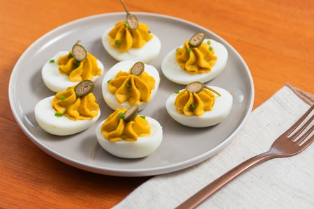 Huevos rellenos de atún de la abuela