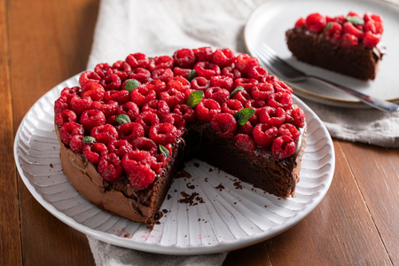 Tarta tenerina con frambuesas