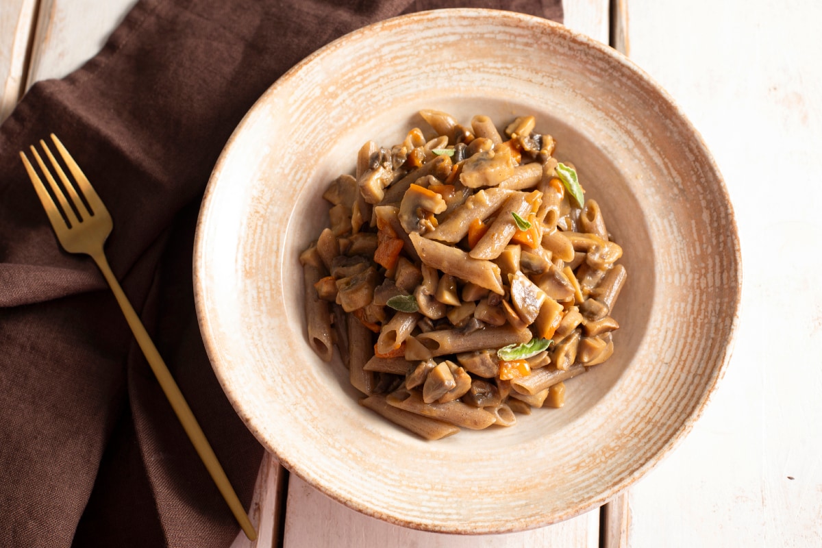 Penne de trigo sarraceno con setas al wok