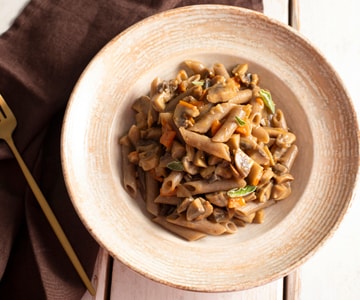 Penne de trigo sarraceno con setas al wok