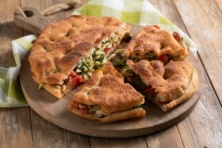 Pizza frita con escarola