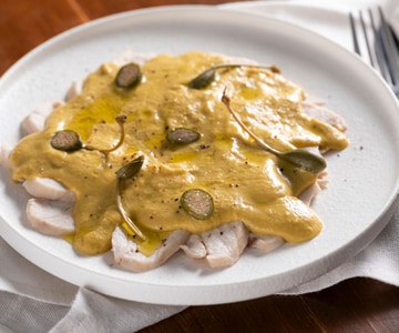 Pollo al vapor con salsa tonnata