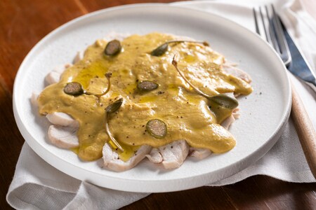 Pollo al vapor con salsa tonnata
