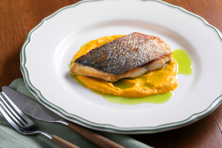 Dorada a la plancha sobre crema de zanahorias