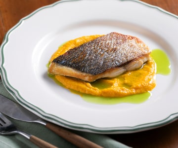 Dorada a la plancha sobre crema de zanahorias