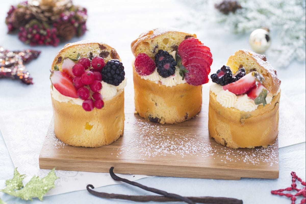Panetoncitos rellenos de nata, crema y fruta