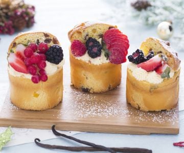 Panetoncitos rellenos de nata, crema y fruta