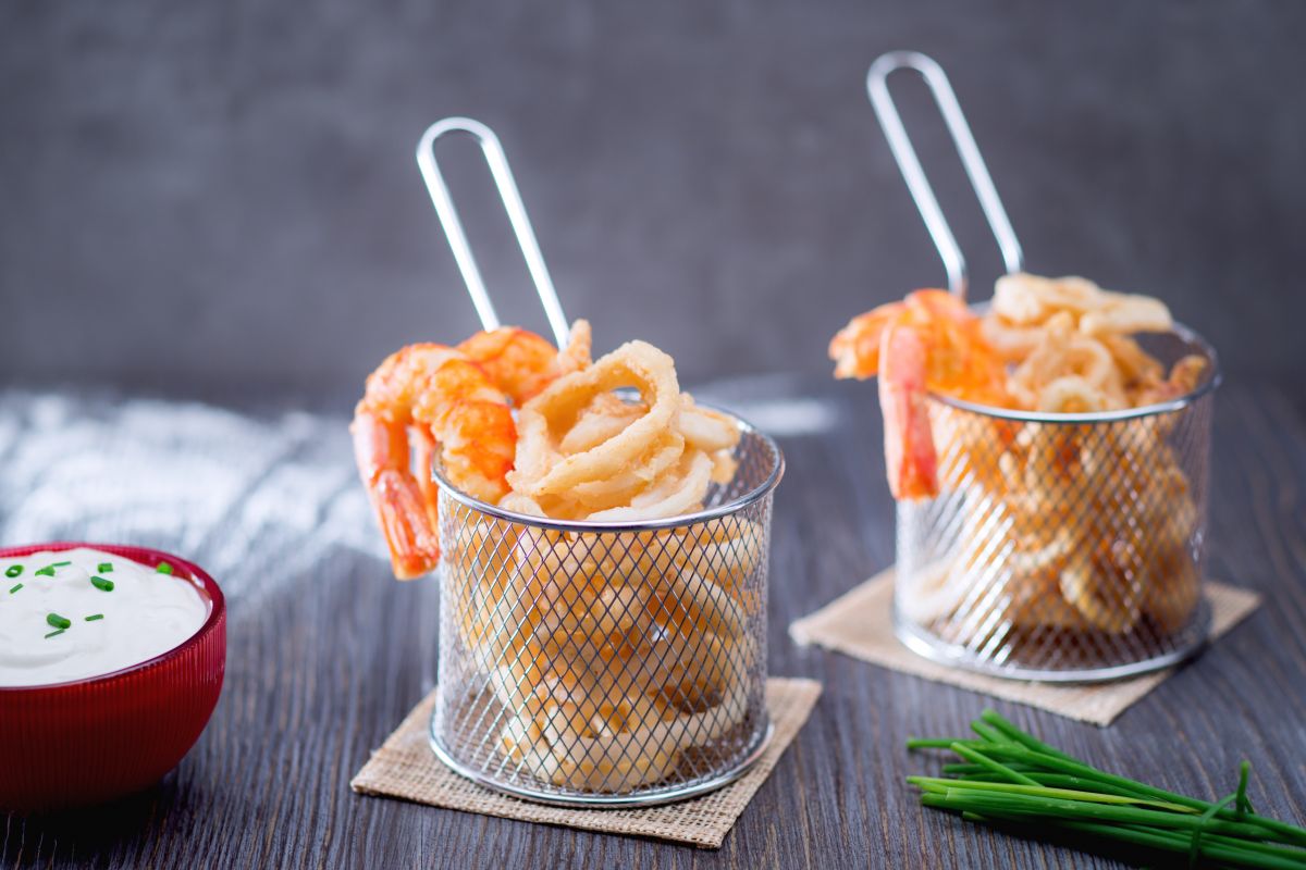 Frito mixto de calamares y gambas con salsa de mayonesa y yogur