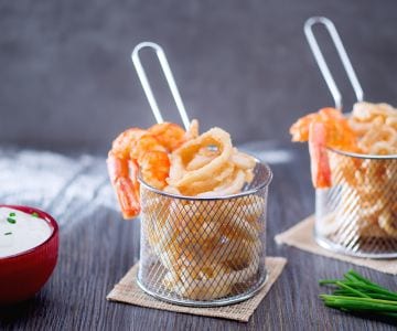 Frito mixto de calamares y gambas con salsa de mayonesa y yogur