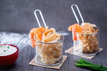 Frito mixto de calamares y gambas con salsa de mayonesa y yogur