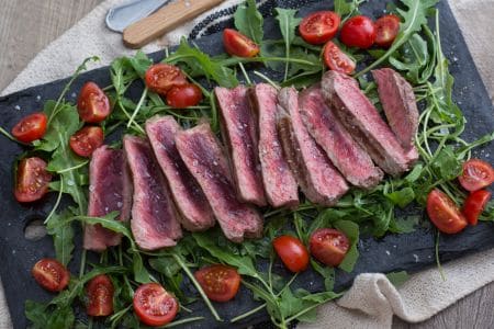Corte de ternera con rúcula y tomatitos