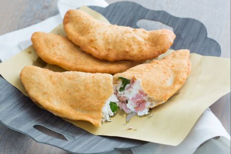 Pizza frita con mortadela y fiordilatte