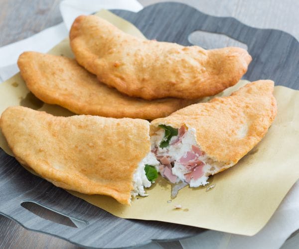Pizza frita con mortadela y fiordilatte