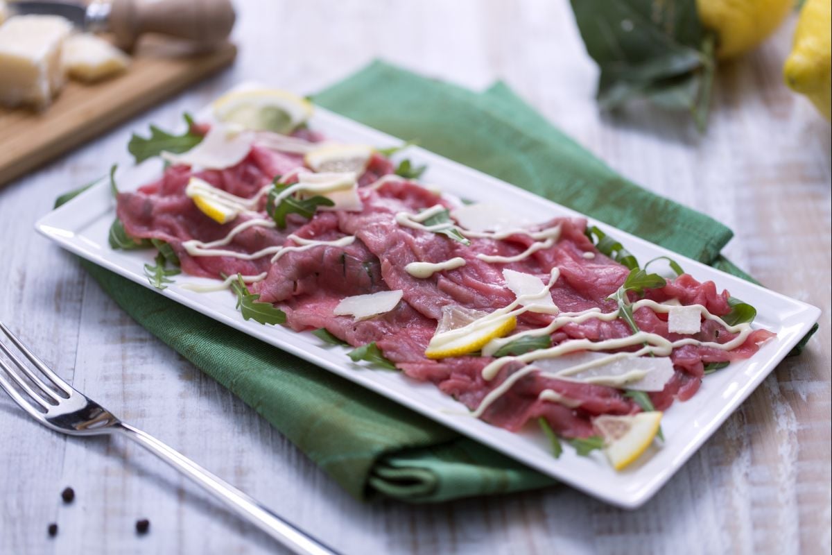 Carpaccio de ternera con rúcula y parmesano