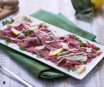 Carpaccio de ternera con rúcula y parmesano