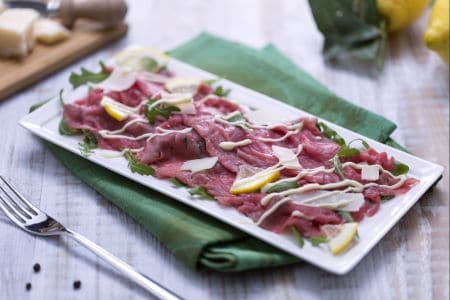 Carpaccio de ternera con rúcula y parmesano