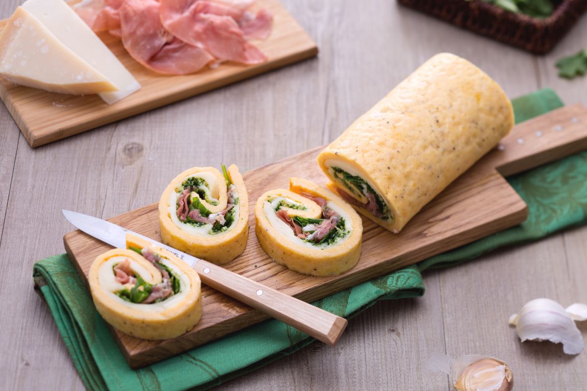 Rollo de tortilla relleno