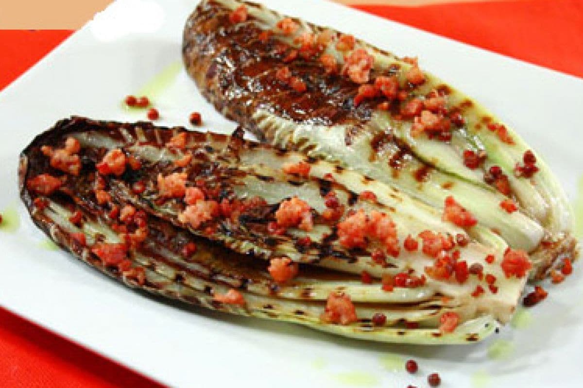 Radicchio a la plancha con panceta y pimienta rosa