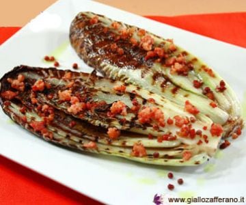 Radicchio a la plancha con panceta y pimienta rosa