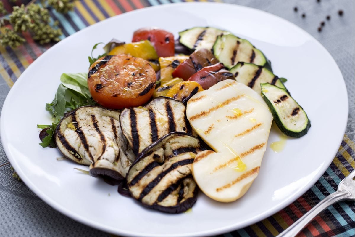Ensalada con scamorza y verduras a la parrilla